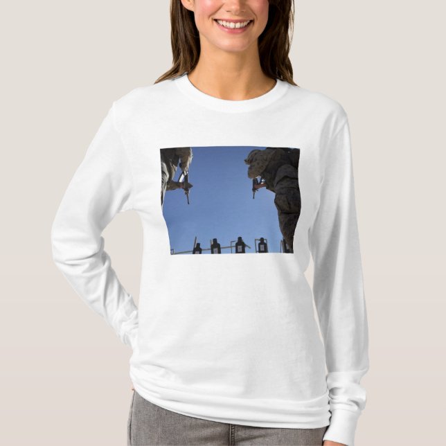 Camiseta Los marines cambian revistas en medio de disparos (Anverso)