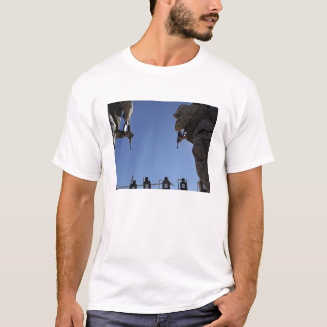 Camiseta Los marines cambian revistas en medio de disparos (Anverso)