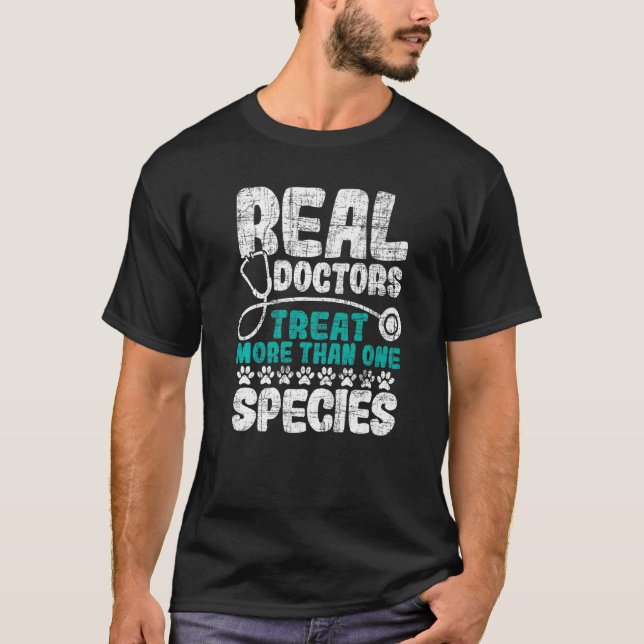 Camiseta Los Médicas reales tratan a más de una especie vet (Anverso)