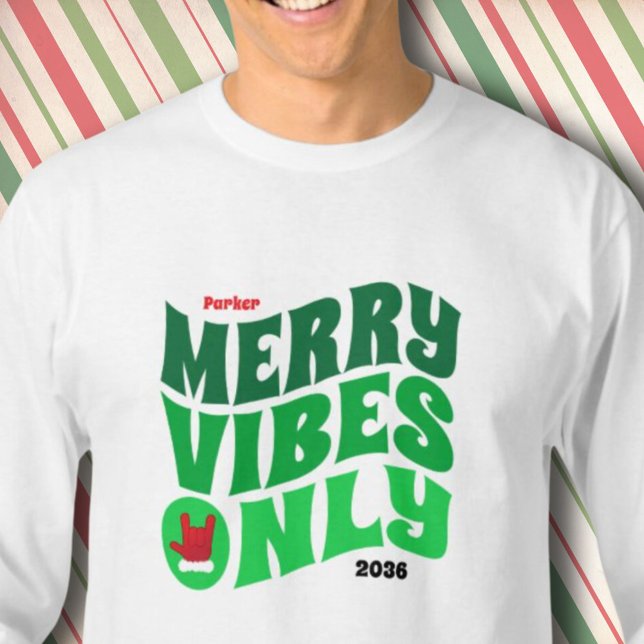 Camiseta Los Navidades que sólo coinciden con el Año Verde  (Merry Vibes Only Green Year Matching Christmas T-Shirt)