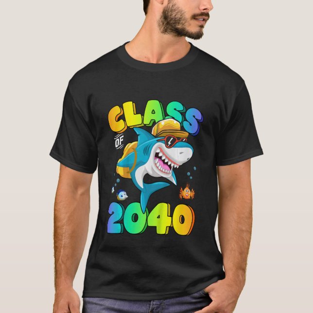 Camiseta Los Niños De La Clase 2040 Crecen Con La Mochila D (Anverso)