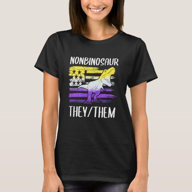 Camiseta Los Nonbinosaurios Que Ellos No Son Pronouns Dinos (Anverso)