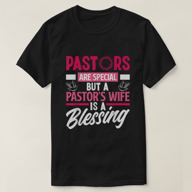 Camiseta Los Pastores Son Especiales, Pero La Mujer Pastora (Diseño del anverso)