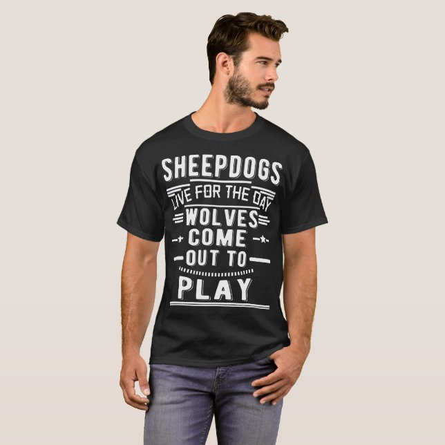 Camiseta los perros pastor viven para los lobos del día… (Anverso completo)