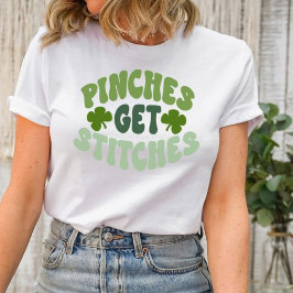 Camiseta Los pinchazos de St Patrick's Day Groovy tienen la