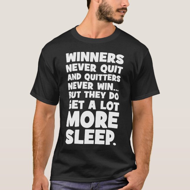 Camiseta Los Quitters Nunca Ganan Pero Se Quedan Dormidos - (Anverso)