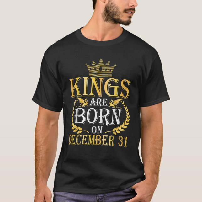 Camiseta Los Reyes Nacieron El 31 De Diciembre Feliz Cumple (Anverso)