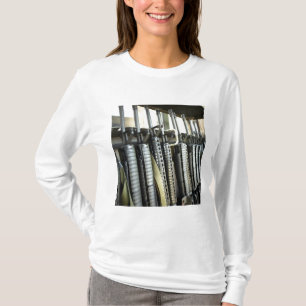 Camiseta Los rifles de asalto se colocan listos en el