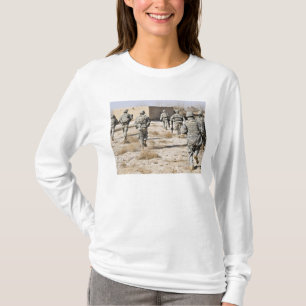 Camiseta los soldados responden a un ataque de las armas