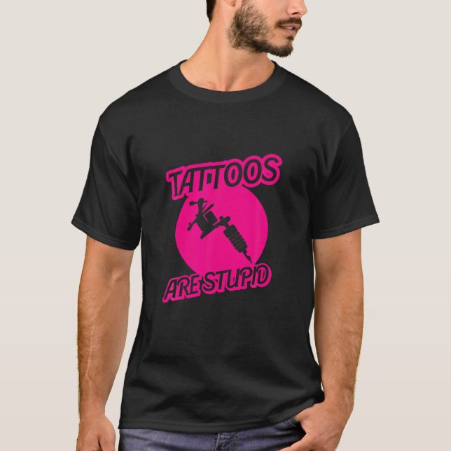 Camiseta Los Tatuajes Son Estúpidos Adictos A La Tata Sarcá (Anverso)