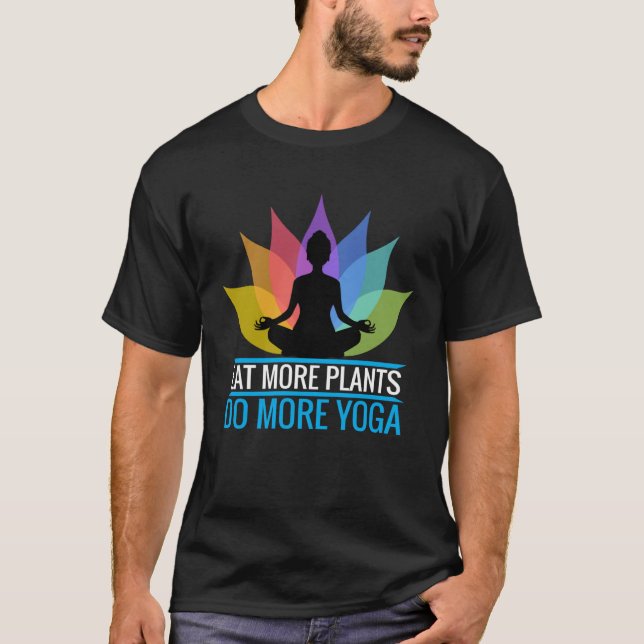 Camiseta Los Tees de Yoga Comen Más Plantas Hacen Más Yoga (Anverso)