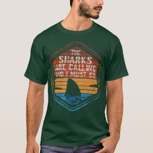 Camiseta Los tiburones están llamando y debo ir al Tiburón 