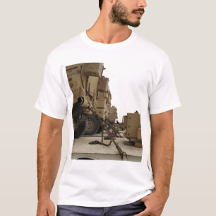 Camiseta Los vehículos militares se cierran abajo en semi