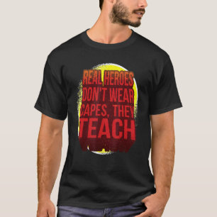 Camiseta Los verdaderos héroes no usan mayúsculas y enseñan