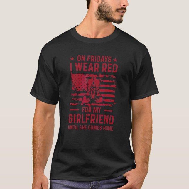 Camiseta Los Viernes Me Vieron Rojo Por Mi Novia Hasta Que  (Anverso)