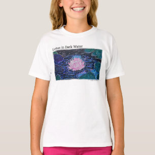 Camiseta Loto en Agua Oscura
