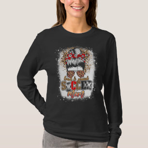 Camiseta Loud & Proud Soccer Mom Messy Bun Mothers Leopard