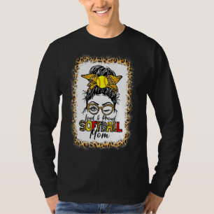 Camiseta Loud & Proud Softball Mom Messy Bun Leopard Bleach