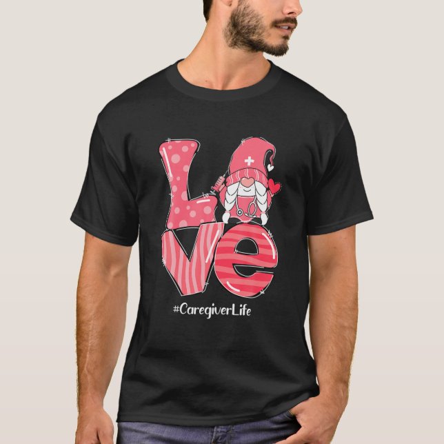 Camiseta Love Gnome Caregiver Life Funny Día de San Valentí (Anverso)