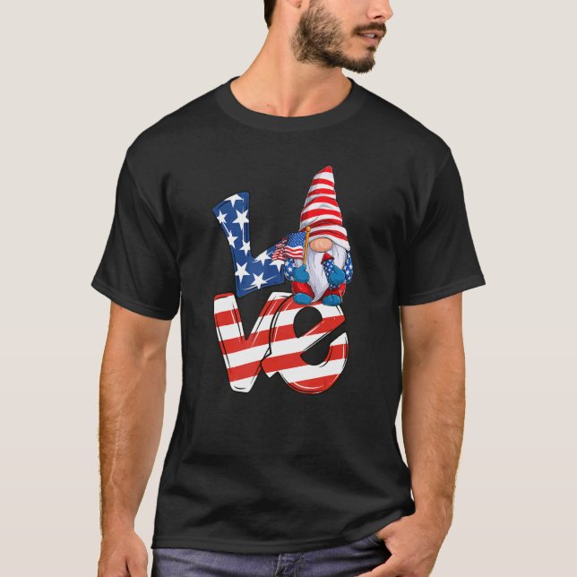 Camiseta Love Gnome Usa Flag And Fireworks In Hand 4th Of J (Anverso)