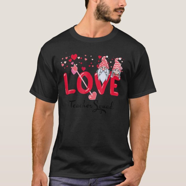 Camiseta Love Gnome Valentines Day Red Buffalo Plaid Leopar (Anverso)