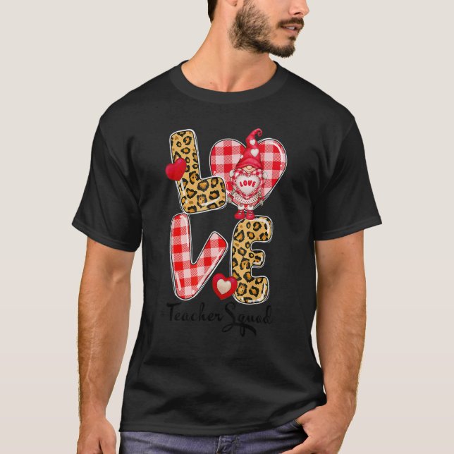 Camiseta Love Gnome Valentines Day Red Buffalo Plaid Leopar (Anverso)