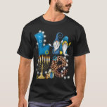 Camiseta LOVE Gnomes Hanukkah Decoraciones Chanukah<br><div class="desc">Un regalo gracioso de hanukkah y diseño del festival judío para los judíos. Diseño menorah perfecto para celebrar hanukkah o Navidades.</div>