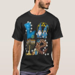 Camiseta LOVE Gnomes Hanukkah Decoraciones Chanukah<br><div class="desc">Un regalo gracioso de hanukkah y diseño del festival judío para los judíos. Diseño menorah perfecto para celebrar hanukkah o Navidades.</div>