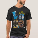 Camiseta LOVE Gnomes Hanukkah Decoraciones Chanukah<br><div class="desc">Un regalo gracioso de hanukkah y diseño del festival judío para los judíos. Diseño menorah perfecto para celebrar hanukkah o Navidades.</div>