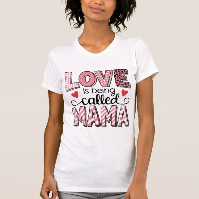 Camiseta Love Is Being Called Mama Cute Patchwork Valentine (Anverso)