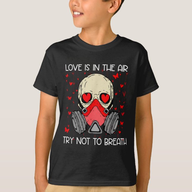 Camiseta Love Is In The Air Try Not To Breath Anti Valentin (Anverso)