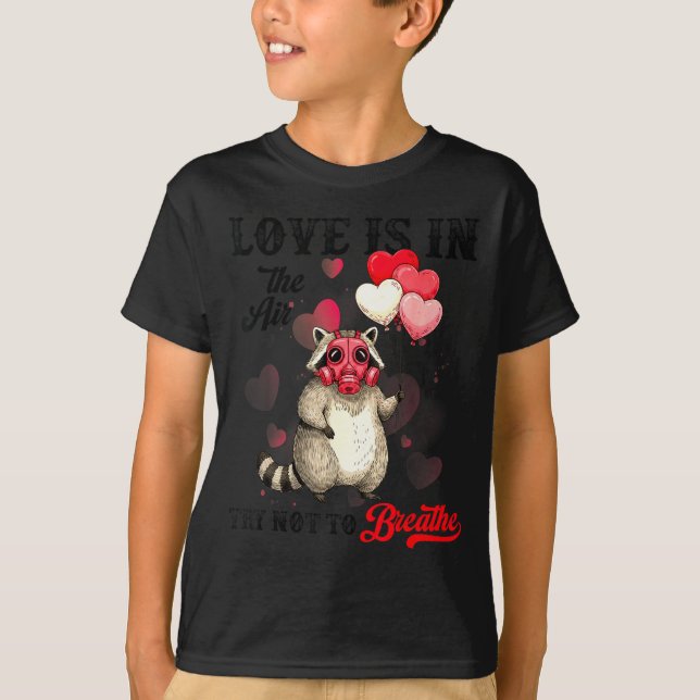 Camiseta Love Is In The Air Try Not To Breathe Cute Raccoon (Anverso)