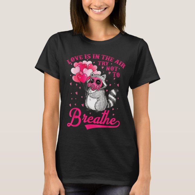 Camiseta Love Is In The Air Try Not To Breathe Cute Raccoon (Anverso)