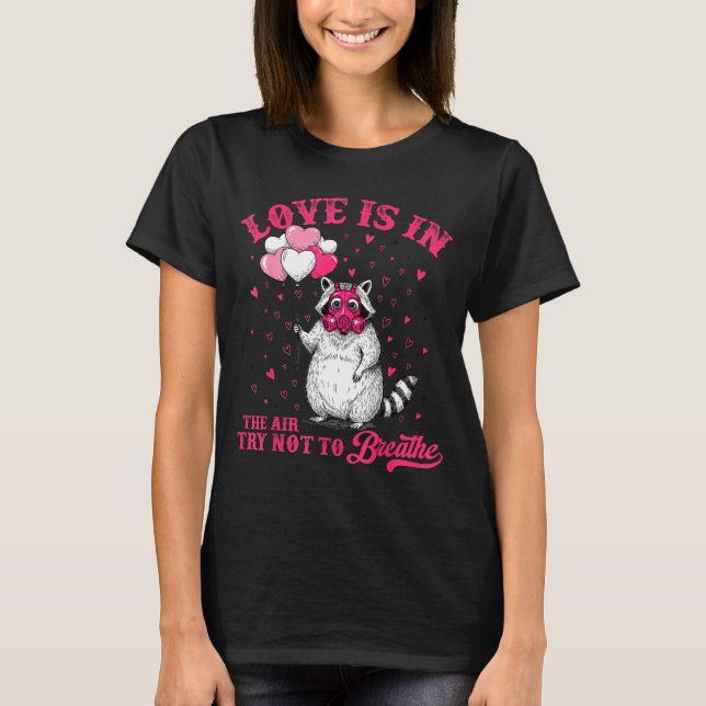 Camiseta Love Is In The Air Try Not To Breathe Cute Raccoon (Anverso)