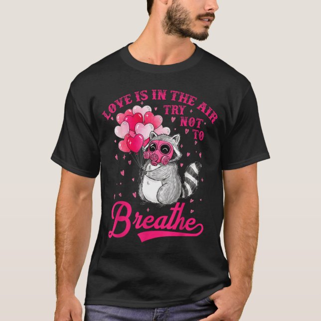 Camiseta Love Is In The Air Try Not To Breathe Cute Raccoon (Anverso)