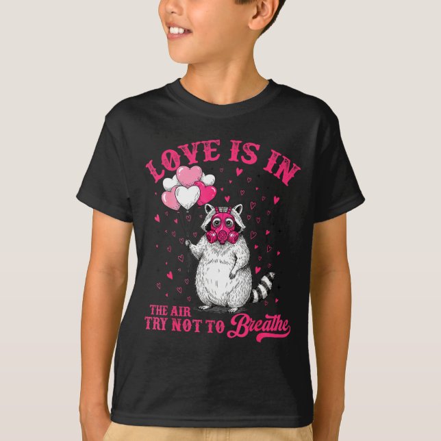 Camiseta Love Is In The Air Try Not To Breathe Cute Raccoon (Anverso)