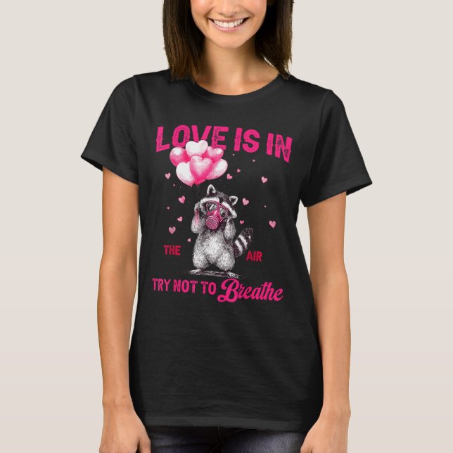 Camiseta Love Is In The Air Try Not To Breathe Fun Raccoon  (Anverso)