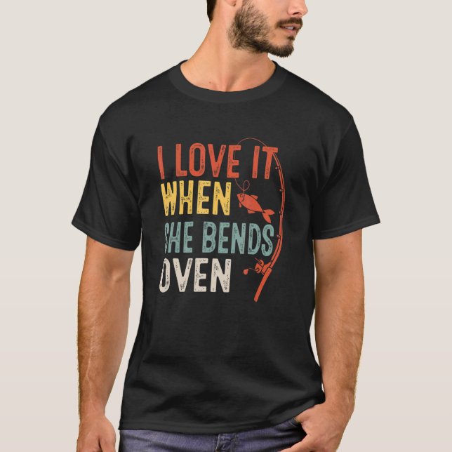 Camiseta Love It When She Bends Over Love Fishing Fisherman (Anverso)
