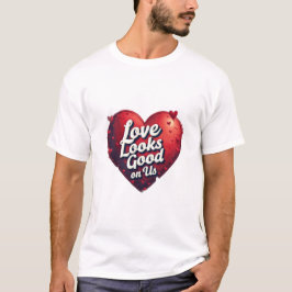 Camiseta Love Looks Good on Us