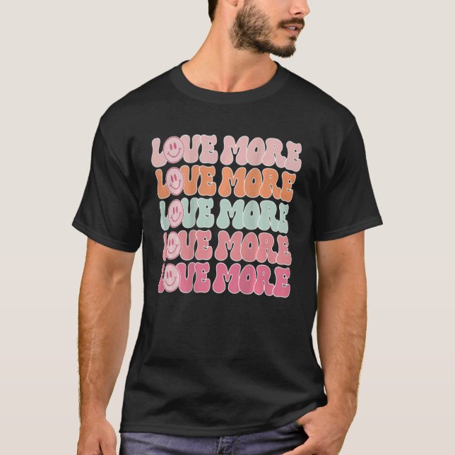 Camiseta Love More Happy Face Good Day Retro Cita Palabras  (Anverso)
