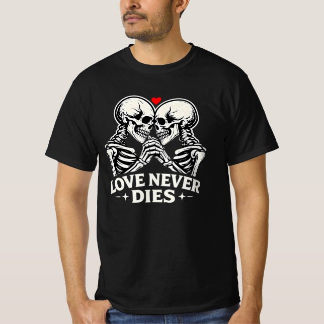 Camiseta Love Never Dies Eternal Love Graphic Tee. (Anverso)