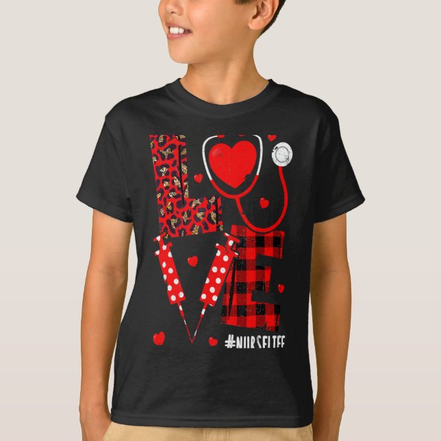 Camiseta Love Nurse Life Valentine Day Leopard Plaid Red He (Anverso)