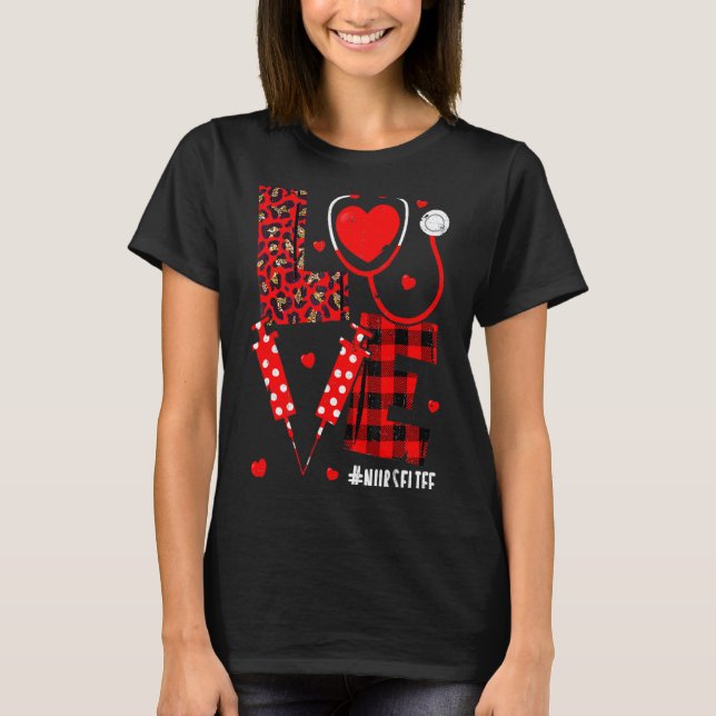 Camiseta Love Nurse Life Valentine Day Leopard Plaid Red He (Anverso)