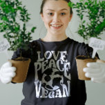 Camiseta Love Peace Vegan Slogan Vegetarian Funny<br><div class="desc">Este diseño es para vegetarianos y vegetarianos que saben que los animales son amigos, no comida. Este diseño de Peace Love Vegan también está disponible en diferentes productos incluyendo pegatinas, tazas, camisetas, estuches de teléfono, ver abajo! Para comprar este diseño, elija su producto favorito, haga clic en añadir y desproteger!....</div>