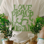 Camiseta Love Peace Vegan Slogan Vegetarian Funny<br><div class="desc">Este diseño es para vegetarianos y vegetarianos que saben que los animales son amigos, no comida. Este diseño de Peace Love Vegan también está disponible en diferentes productos incluyendo pegatinas, tazas, camisetas, estuches de teléfono, ver abajo! Para comprar este diseño, elija su producto favorito, haga clic en añadir y desproteger!....</div>