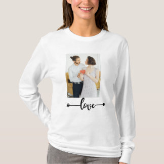 Camiseta Love Script with Arrow – Romantic Couple Tee