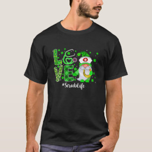 Camiseta Love Scrub Life Gnome Nurs Funny St Patricks Day