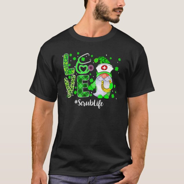 Camiseta Love Scrub Life Gnome Nurs Funny St Patricks Day (Anverso)