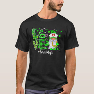 Camiseta Love Scrub Life Gnome Nurs Funny St Patricks Day