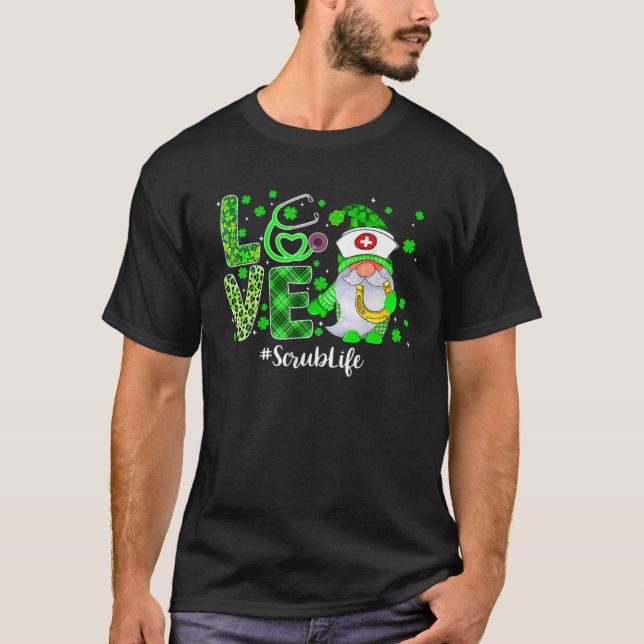 Camiseta Love Scrub Life Gnome Nurs Funny St Patricks Day (Anverso)